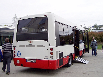 BUSmonitor: V pražské MHD by mohlo začít jezdit víc malých autobusů.