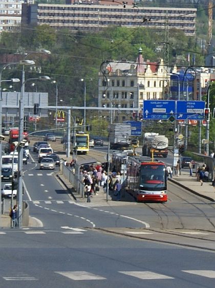 Tramvaj  Škoda ForCity městu sluší. Záběry v plném dopravním provozu