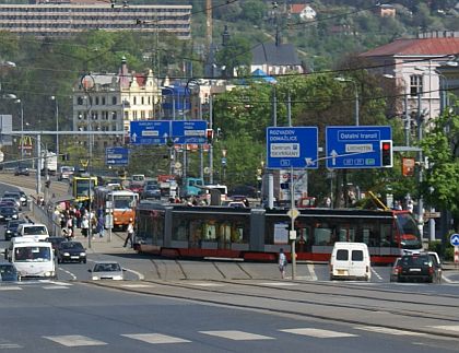 Tramvaj  Škoda ForCity městu sluší. Záběry v plném dopravním provozu