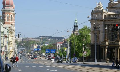 Tramvaj  Škoda ForCity městu sluší. Záběry v plném dopravním provozu