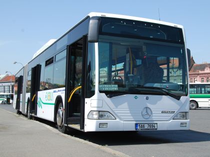 Kloubový Mercedes-Benz na stlačený zemní plyn byl na krátké návštěvě v Plzni.