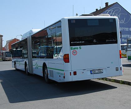 Kloubový Mercedes-Benz na stlačený zemní plyn byl na krátké návštěvě v Plzni.