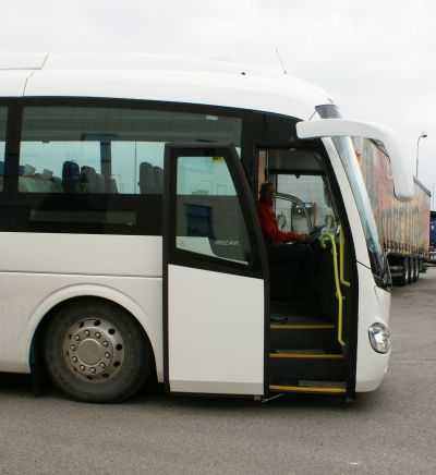 Nadčasový autobus SCANIA Irizar i4 L  v testovací verzi projíždí Evropou.