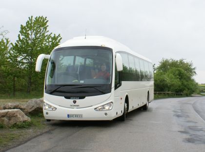 Nadčasový autobus SCANIA Irizar i4 L  v testovací verzi projíždí Evropou.