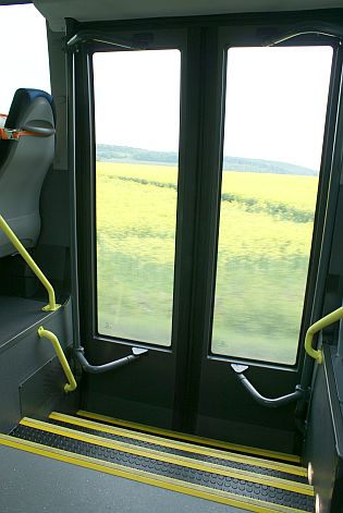 Nadčasový autobus SCANIA Irizar i4 L v testovací verzi projíždí Evropou.