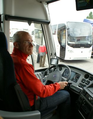 Nadčasový autobus SCANIA Irizar i4 L  v testovací verzi projíždí Evropou.