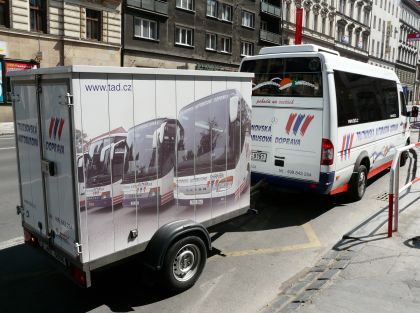 Trutnovská minibusová souprava zaujala při cestě Prahou.