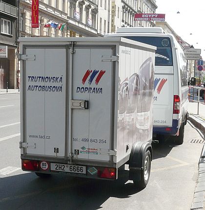 Trutnovská minibusová souprava zaujala při cestě Prahou.