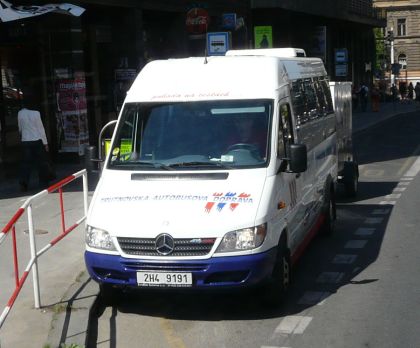 Trutnovská minibusová souprava zaujala při cestě Prahou.