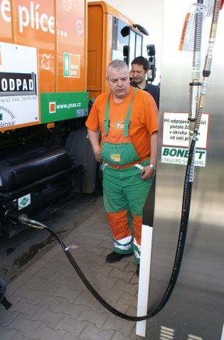 Pražská plynárenská otevřela třetí plnicí stanici CNG - největší v ČR -
