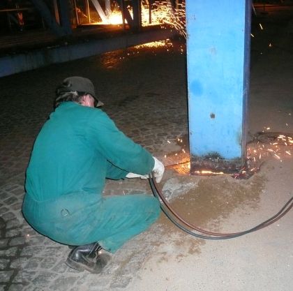 Bourání části lávky na Florenci. Večer na Velký pátek byla demontována