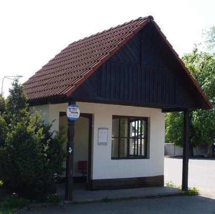 Zastávkománie. Dřevo čekárnám sluší.