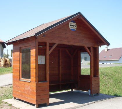 Zastávkománie. Dřevo čekárnám sluší.