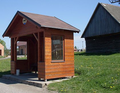 Zastávkománie. Dřevo čekárnám sluší.