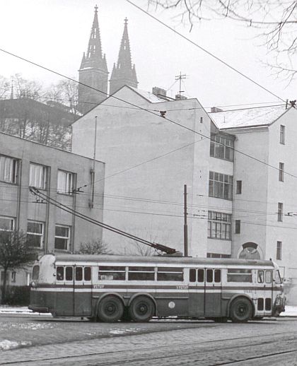Čerstvě zrenovovaný třínápravový  trolejbus Tatra T400 z roku 1954