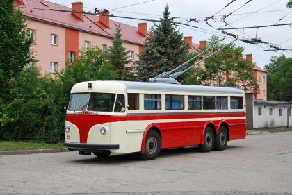 Čerstvě zrenovovaný třínápravový  trolejbus Tatra T400 z roku 1954