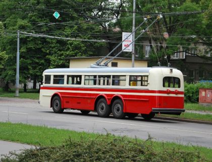 Čerstvě zrenovovaný třínápravový  trolejbus Tatra T400 z roku 1954