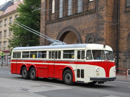 Čerstvě zrenovovaný třínápravový  trolejbus Tatra T400 z roku 1954
