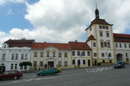 Jílové u Prahy má v historickém středu města autobusové nádraží a chystá
