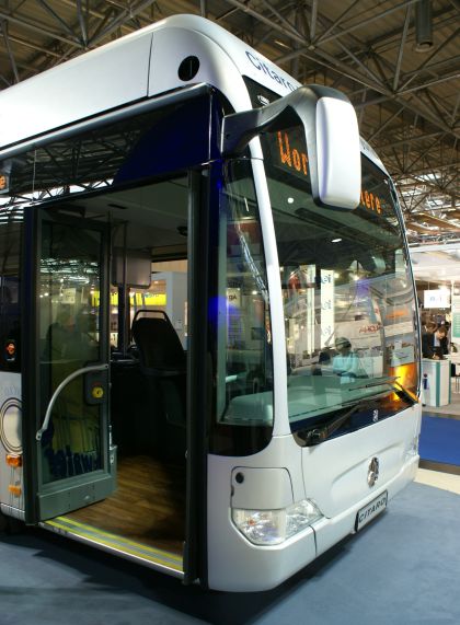 Světová premiéra na UITP ve Vídni : Vodíkový hybridní autobus Mercedes-Benz