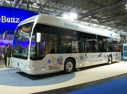 Světová premiéra na UITP ve Vídni : Vodíkový hybridní autobus Mercedes-Benz