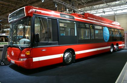Scania testuje ve Stockholmu unikátní hybridní autobusy. Záběry