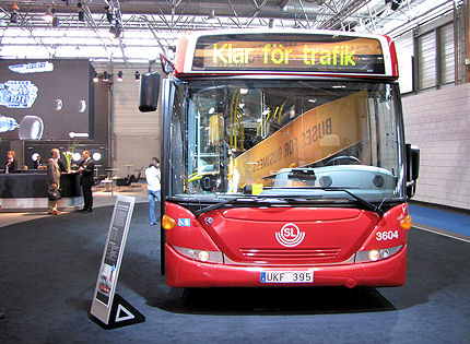 Scania testuje ve Stockholmu unikátní hybridní autobusy. Záběry