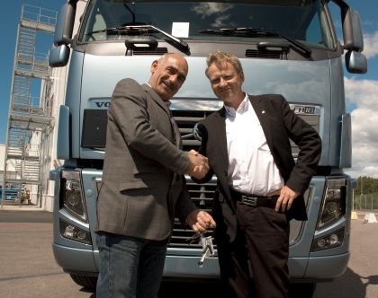 Z nákladního světa: První předání nejsilnějšího tahače na světě - Volvo FH16.