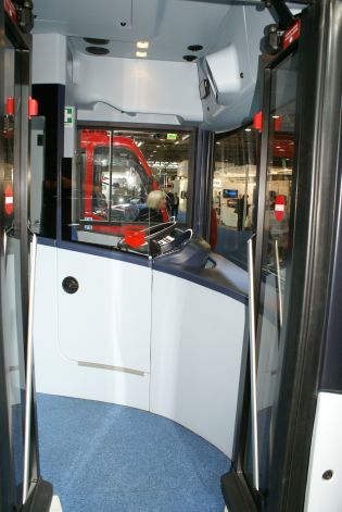 UITP Vienna: BredaMenarinibus: elektrobus ZEUS a CNG midibus Vivacity.