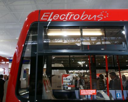 UITP Vienna: BredaMenarinibus: elektrobus ZEUS a CNG midibus Vivacity.