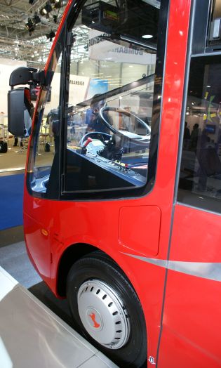 UITP Vienna: BredaMenarinibus: elektrobus ZEUS a CNG midibus Vivacity.