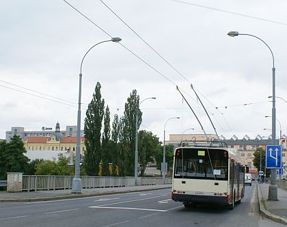 Trolejbus Škoda 26 Tr Solaris pro Jihlavu vyjel na zkušební jízdy po Plzni.