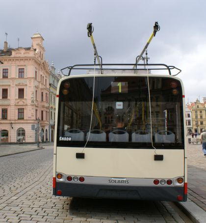 110 let veřejné dopravy v Plzni: Rendez-vous u andělíčka - Škoda 26 a 24 Tr.