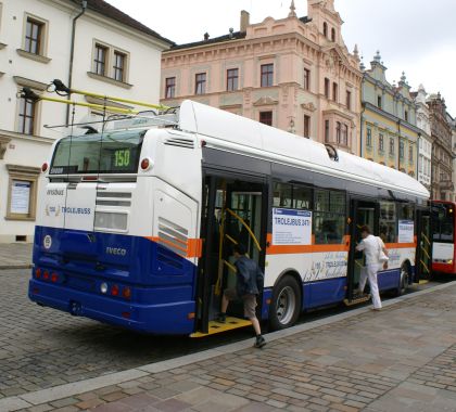 110 let veřejné dopravy v Plzni: Rendez-vous  u andělíčka - Škoda 26 a 24 Tr.