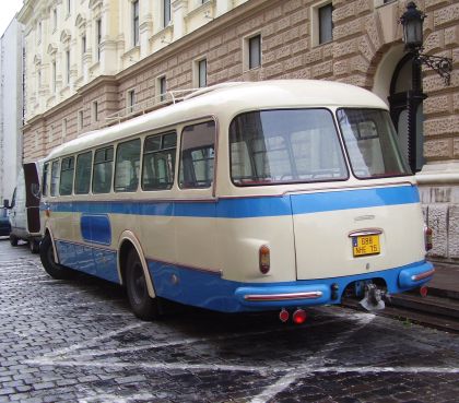 Český historický autobus v bratislavských exteriérech v záběrech z natáčení