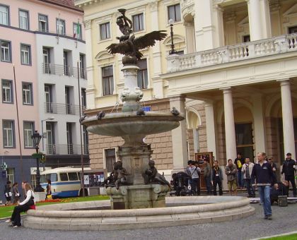 Český historický autobus v bratislavských exteriérech v záběrech z natáčení