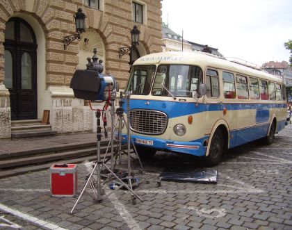 Český historický autobus v bratislavských exteriérech v záběrech z natáčení