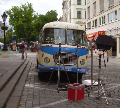 Český historický autobus v bratislavských exteriérech v záběrech z natáčení