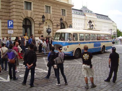 Český historický autobus v bratislavských exteriérech v záběrech z natáčení