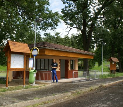 Zastávkománie. Tři domečky na cestě z Dolních Bučic.