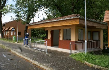 Zastávkománie. Tři domečky na cestě z Dolních Bučic.
