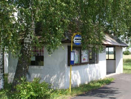 Zastávkománie. Tři domečky na cestě z Dolních Bučic.