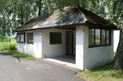 Zastávkománie. Tři domečky na cestě z Dolních Bučic.