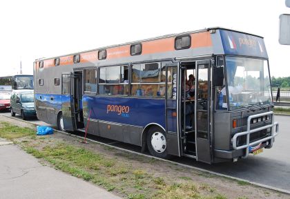 Zajímavá nástavba: Obytná Karosa se zájezdem českých turistů v Rize