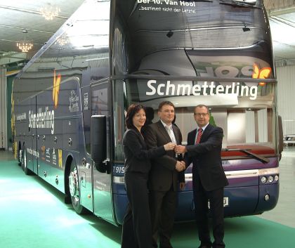 Představení nového 15 m autokaru VAN HOOL T919 Altano "polopatro" -