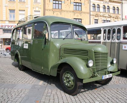 Historické autobusy v Kroměříži s premiérou renovovaného autobusu Praga RND