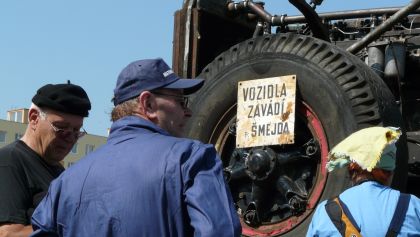 Zlatý bažant 2009 I. : Fotografie pracovní skupiny u podvozku Barča