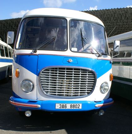 Na historické autobusy KČHA - RTO Klubu - na domažlickém náměstí pod věží