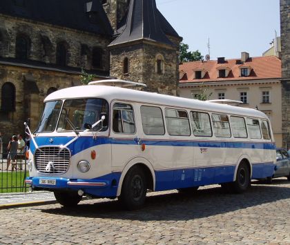 Na historické autobusy KČHA - RTO Klubu - na domažlickém náměstí pod věží
