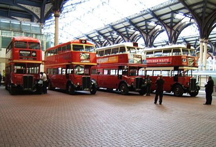 Historické londýnské doubledeckery přivítaly účastníky putování Winton Train.